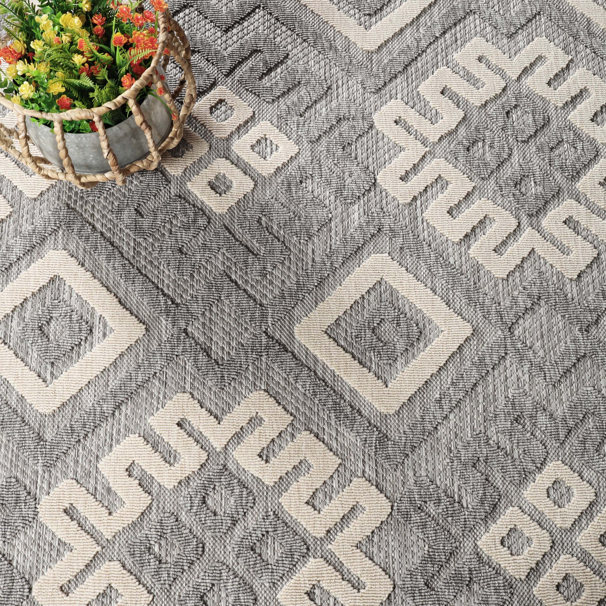 Sterling Modern Geometric Diamonds Indoor/Outdoor Area Rug - Grey