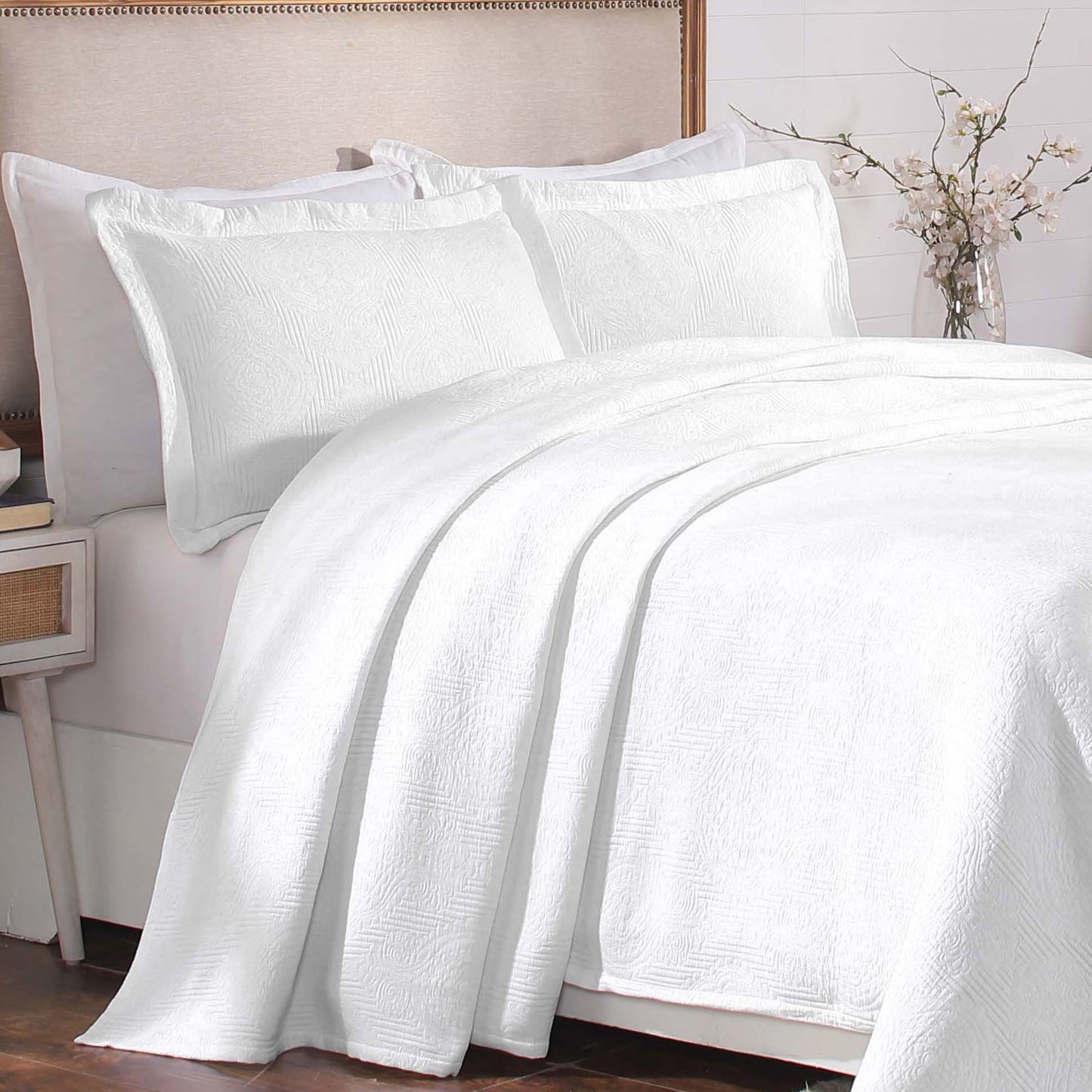 Victory Cotton Matelasse Weave Jacquard Scroll Medallion Bedspread Set - White