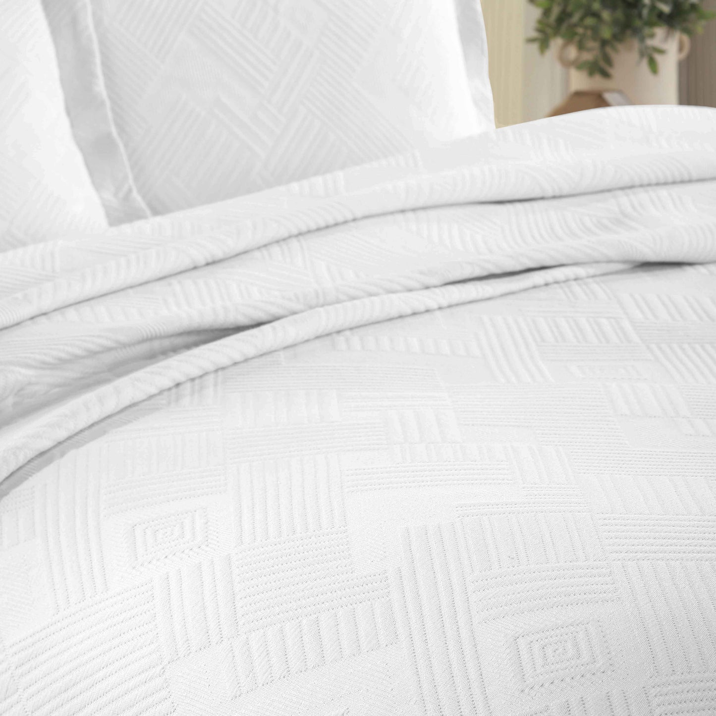 Cotton Jacquard Matelassé Scalloped Geometric Fret Bedspread Set - White