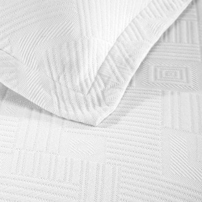 Cotton Jacquard Matelassé Scalloped Geometric Fret Bedspread Set - White