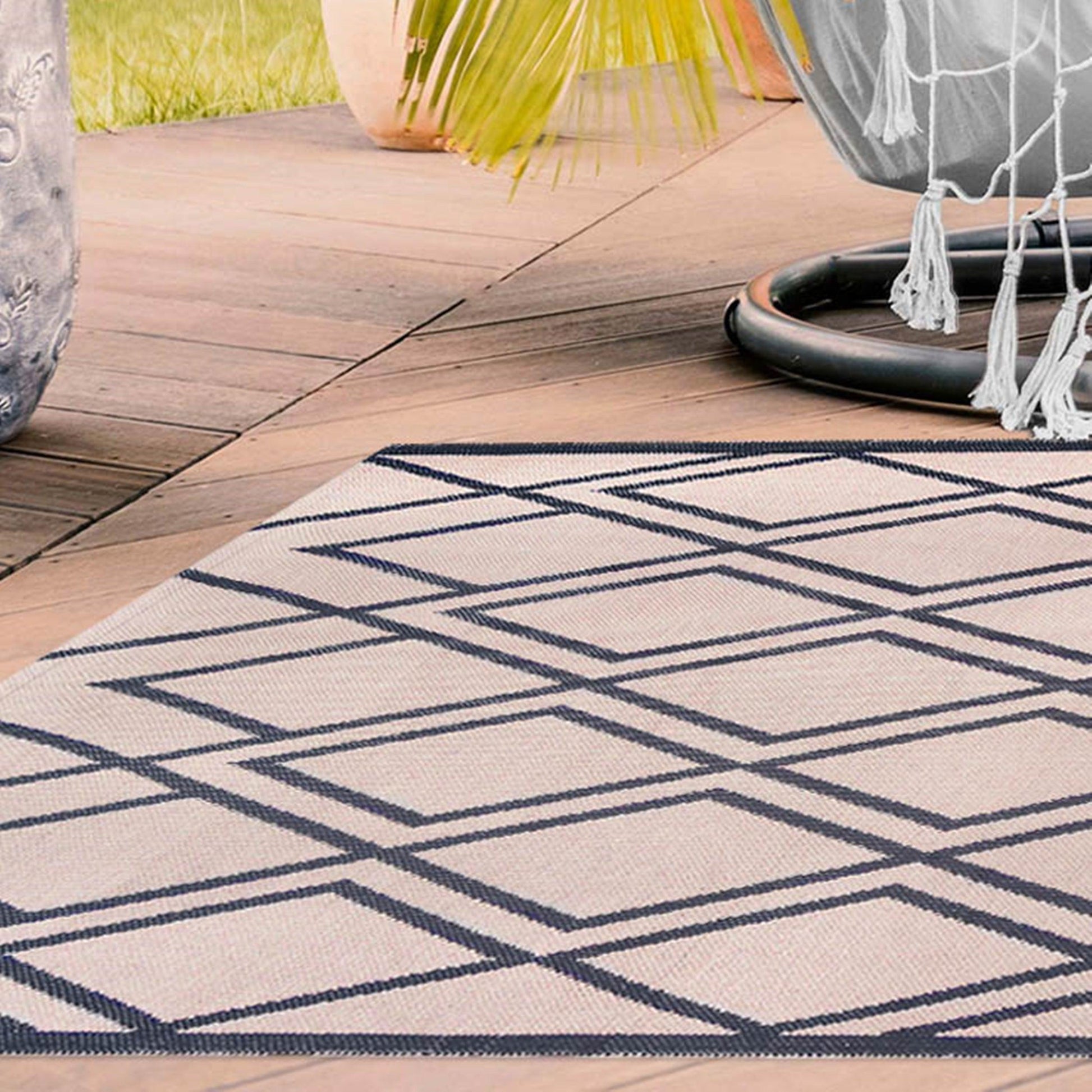 Superior Modern Diamond Lattice Indoor/ Outdoor Area Rug - Beige