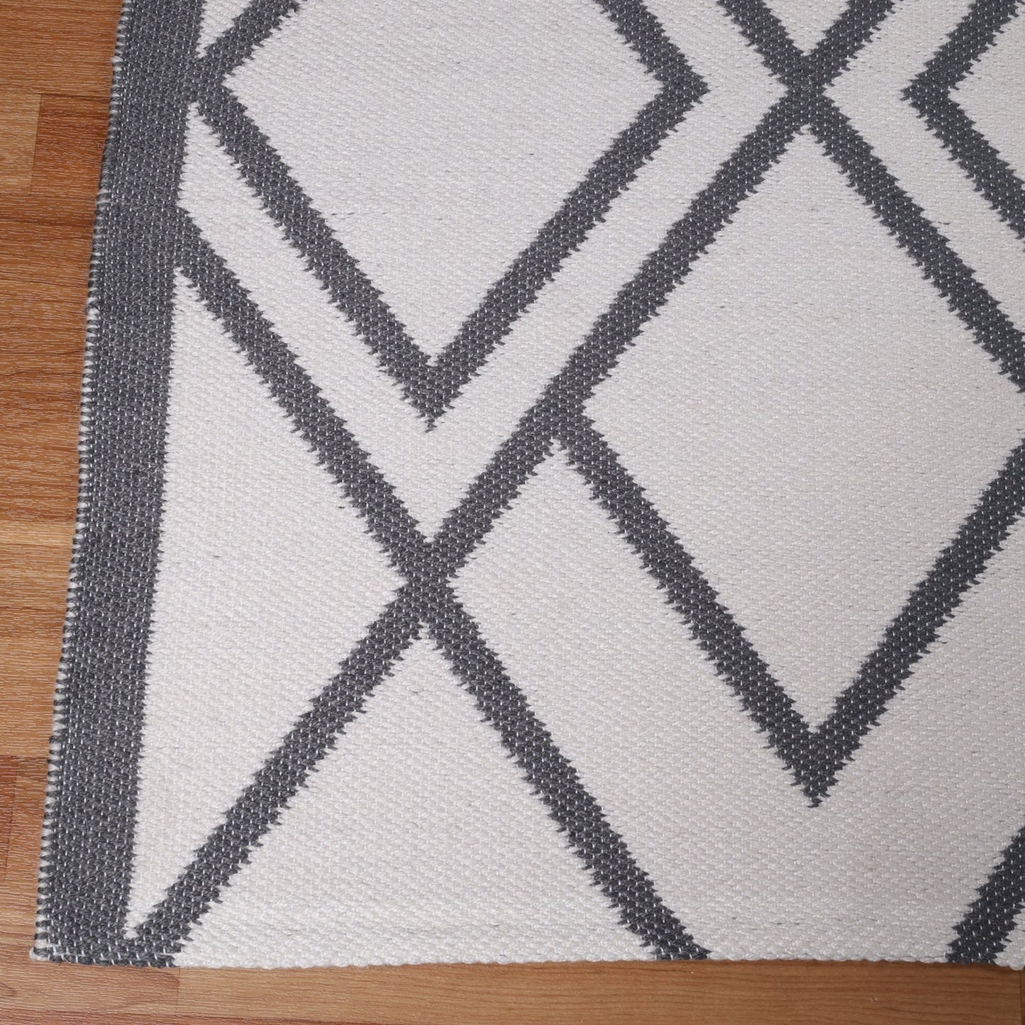  Superior Modern Diamond Lattice Indoor/ Outdoor Area Rug -  Ivory