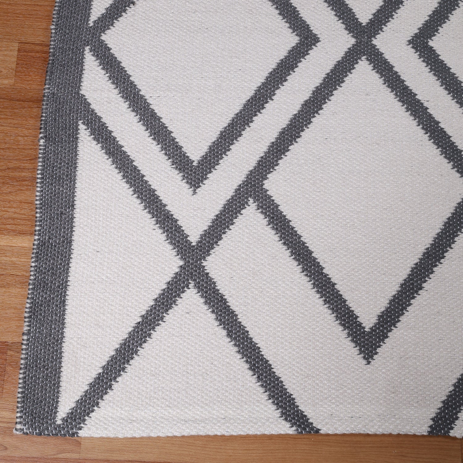  Superior Modern Diamond Lattice Indoor/ Outdoor Area Rug -  Ivory