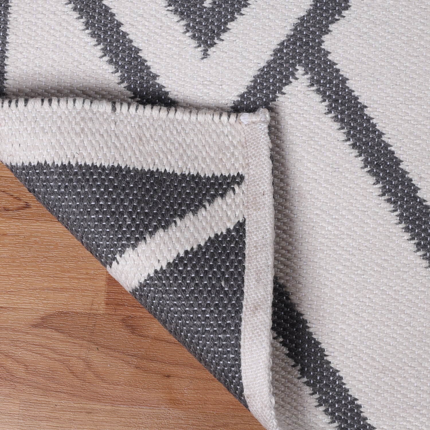  Superior Modern Diamond Lattice Indoor/ Outdoor Area Rug - Ivory