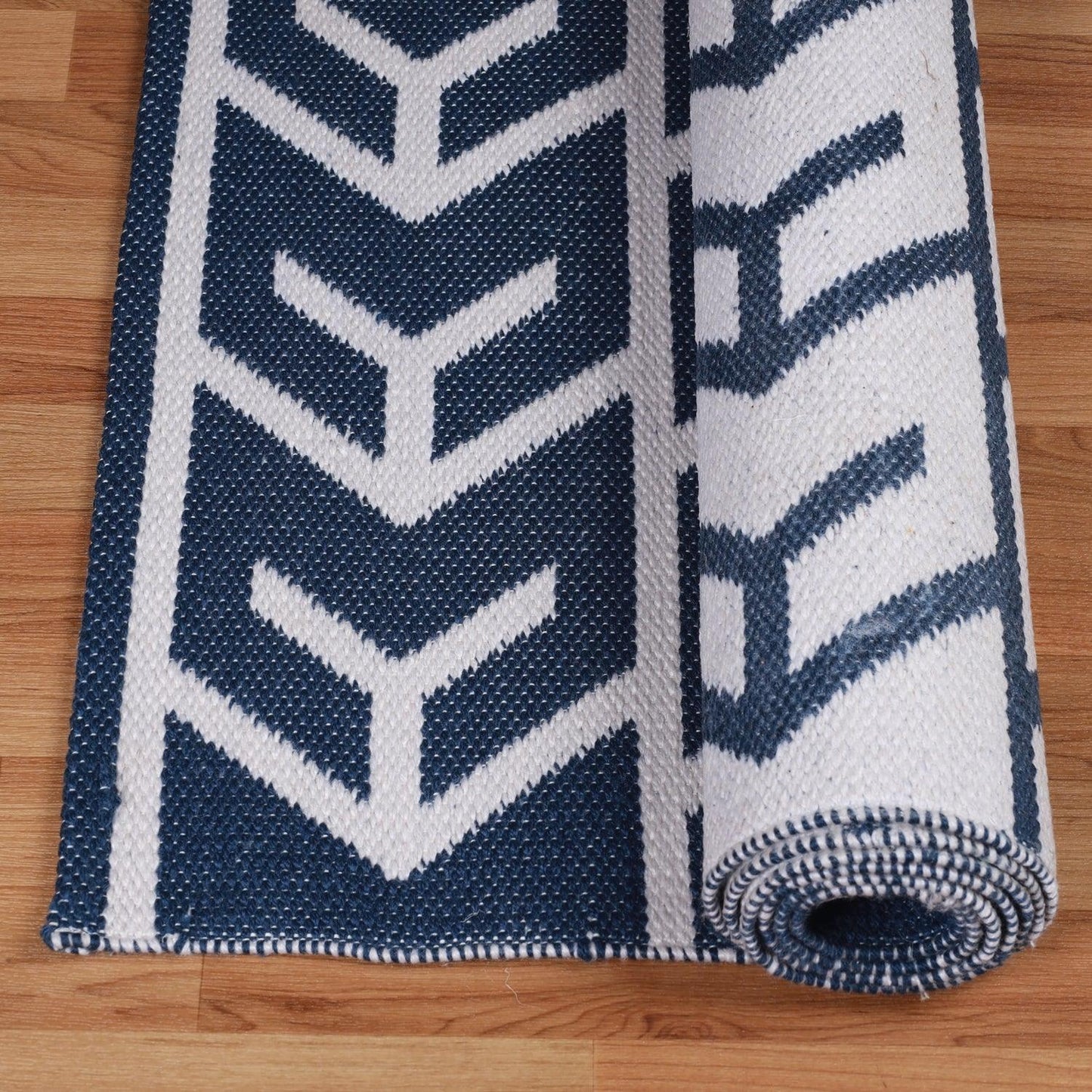 Superior Contemporary Geometric Arrow Pattern Indoor/ Outdoor Area Rug - Blue
