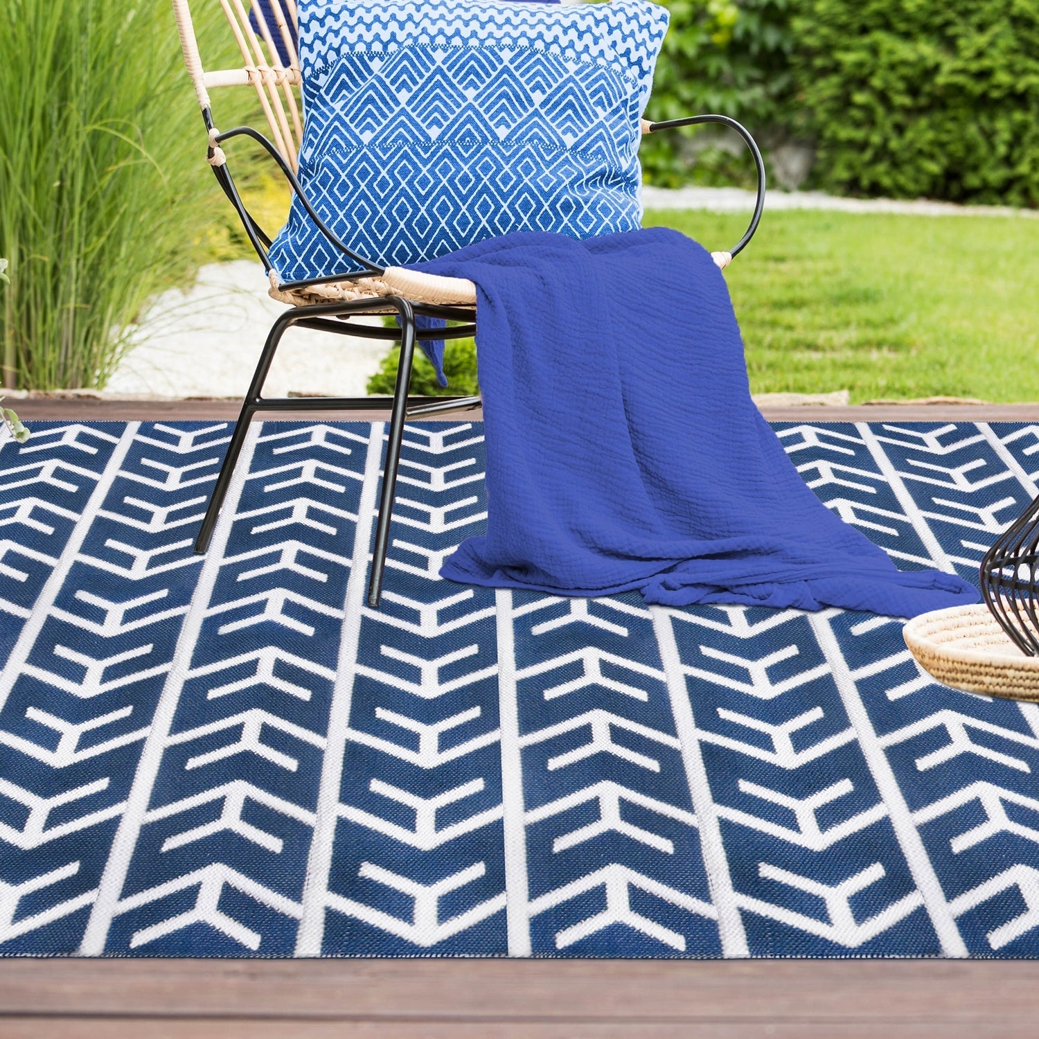 Superior Contemporary Geometric Arrow Pattern Indoor/ Outdoor Area Rug - Blue