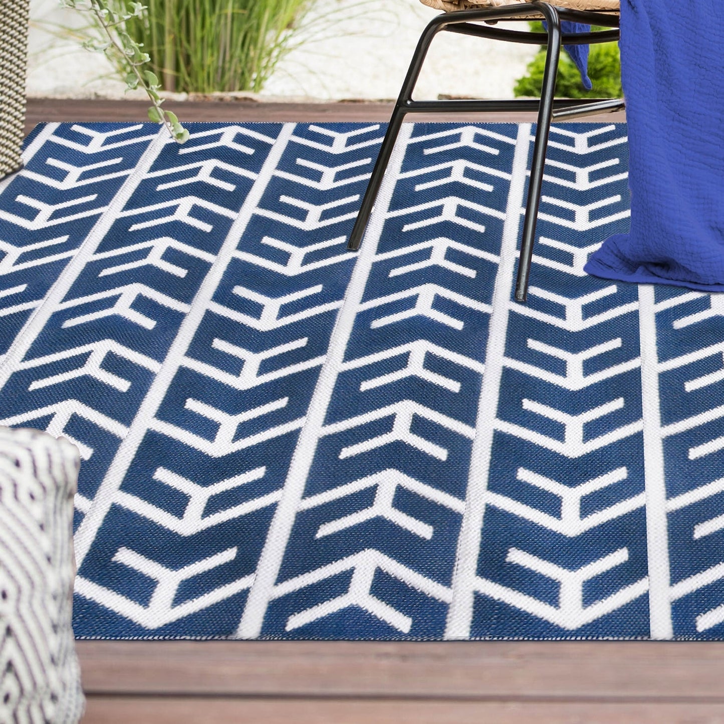 Superior Contemporary Geometric Arrow Pattern Indoor/ Outdoor Area Rug - Blue