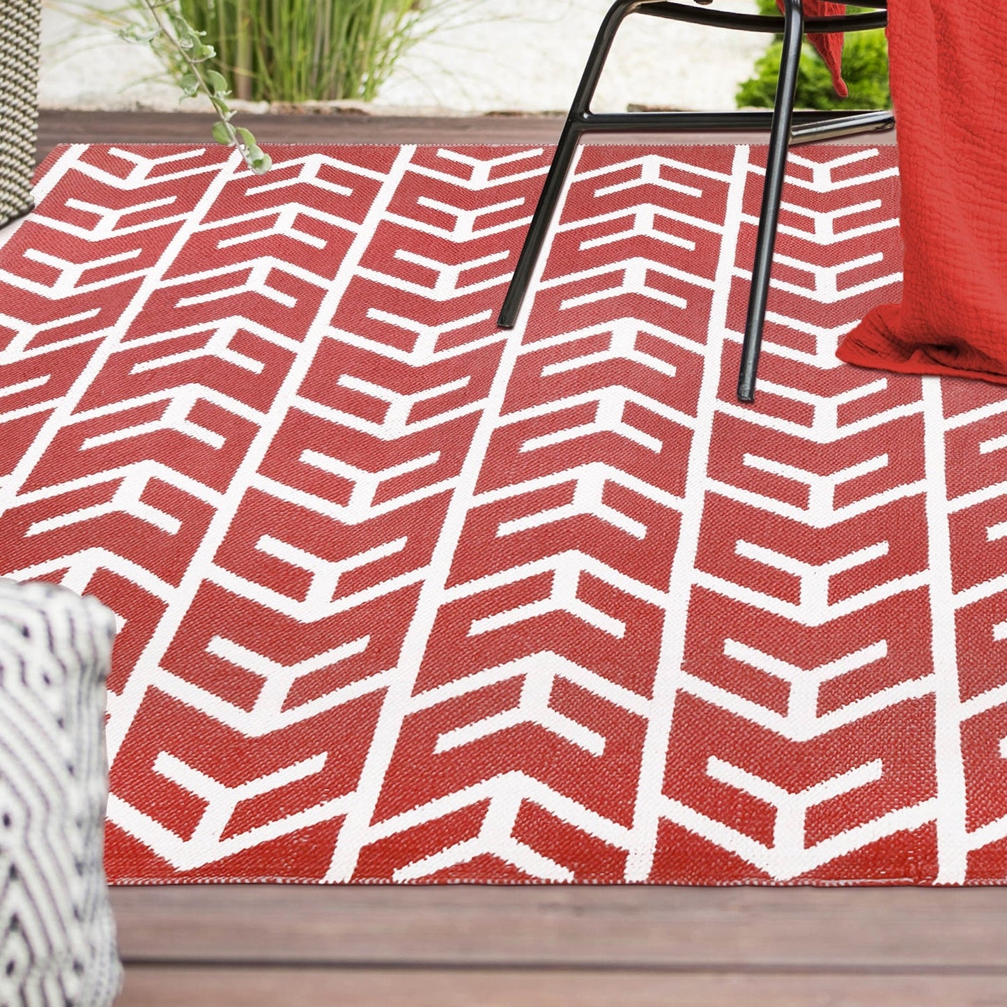 Superior Contemporary Geometric Arrow Pattern Indoor/ Outdoor Area Rug - Rust