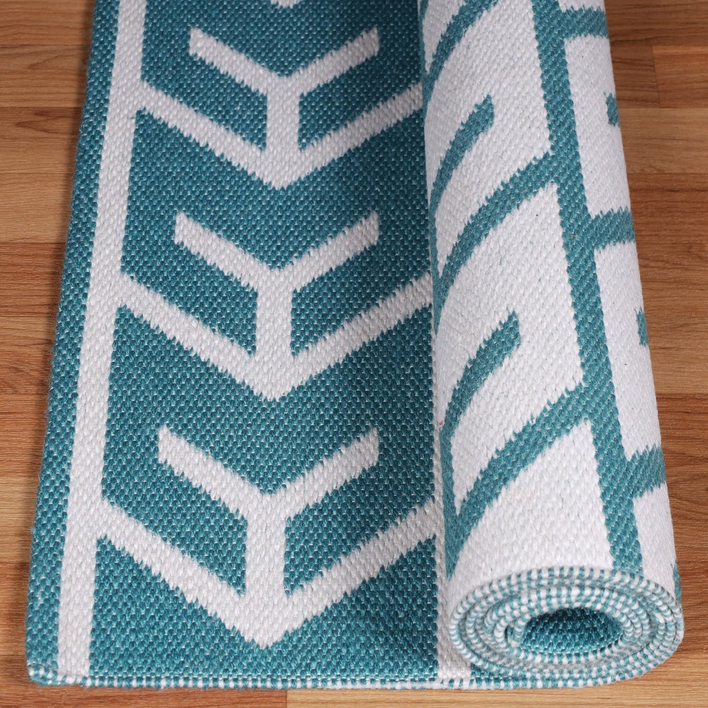 Superior Contemporary Geometric Arrow Pattern Indoor/ Outdoor Area Rug - Teal