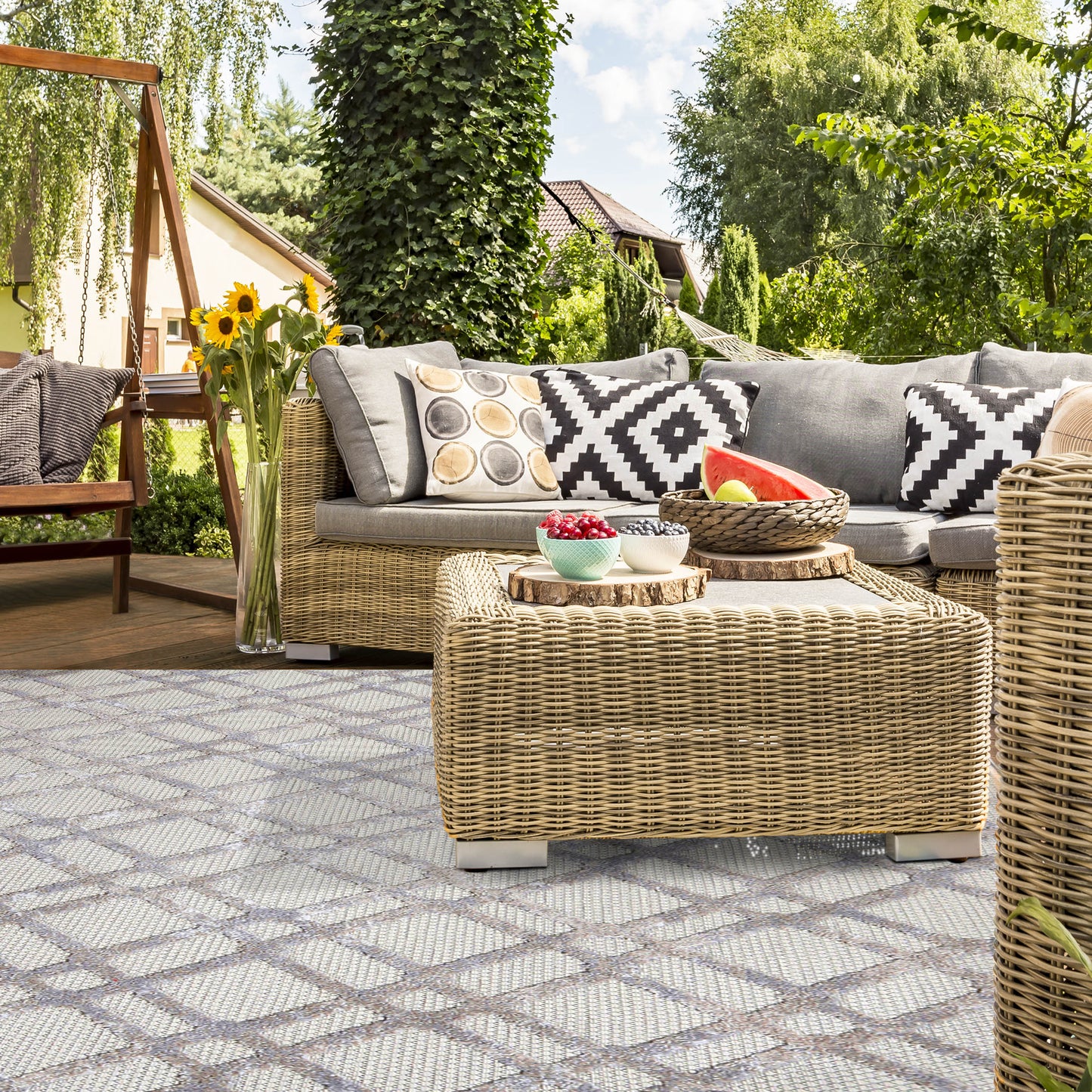 Superior Paxson Geometric Diamond Lattice Indoor/Outdoor Area Rug - Slate