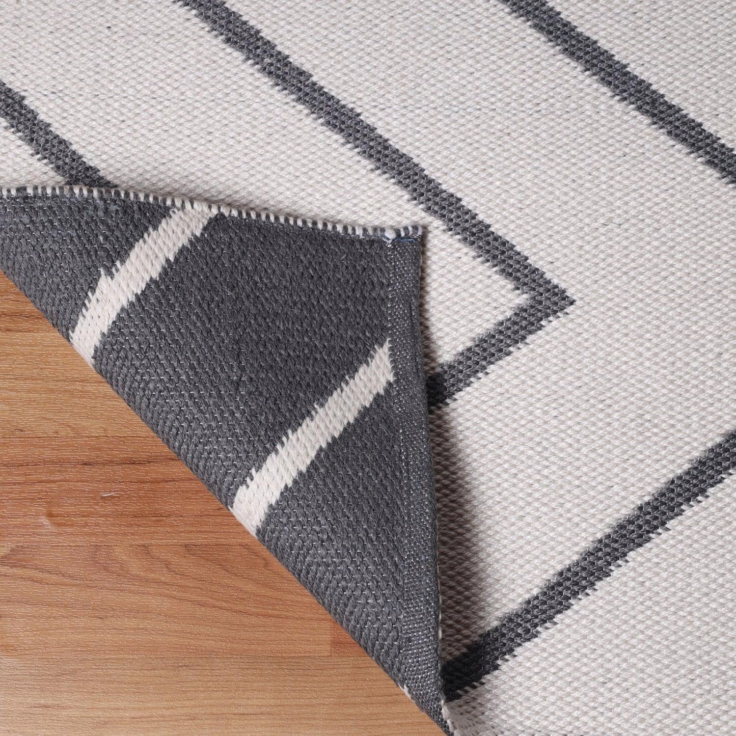 Superior Contemporary Chevron Zig-Zag Indoor Outdoor Area Rug - Ivory	