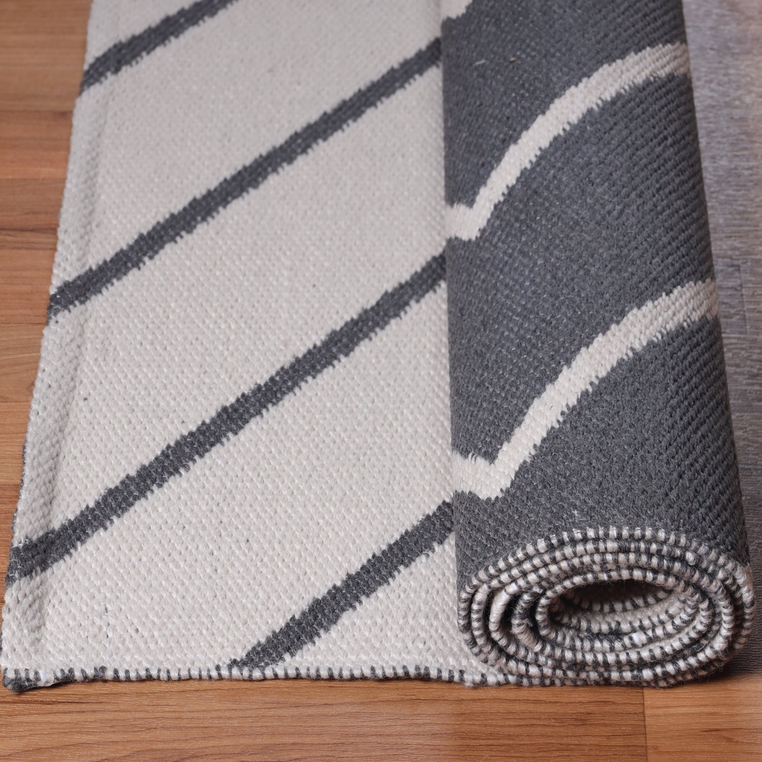 Superior Contemporary Chevron Zig-Zag Indoor Outdoor Area Rug - Ivory	