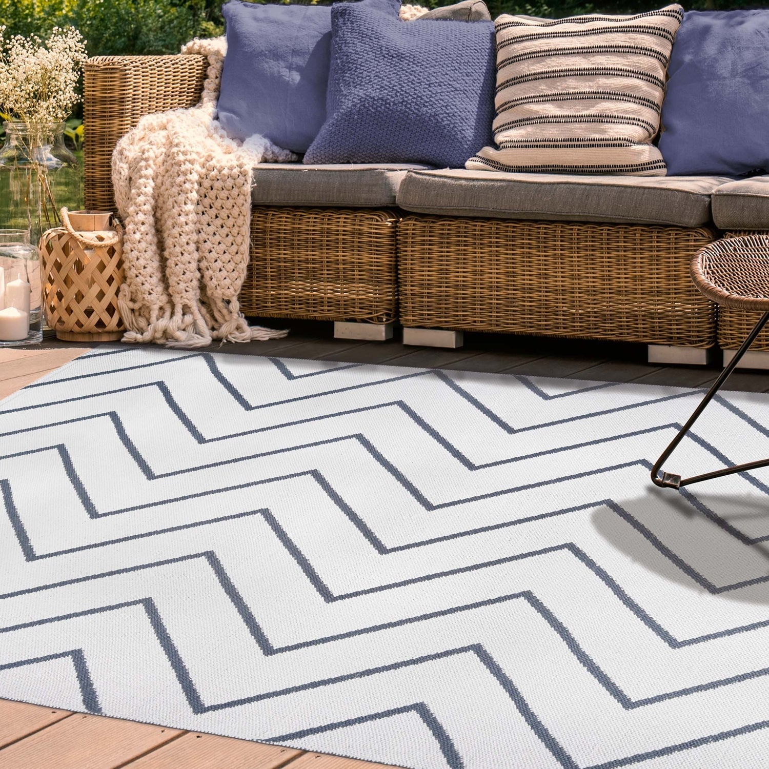Superior Contemporary Chevron Zig-Zag Indoor Outdoor Area Rug - Ivory	