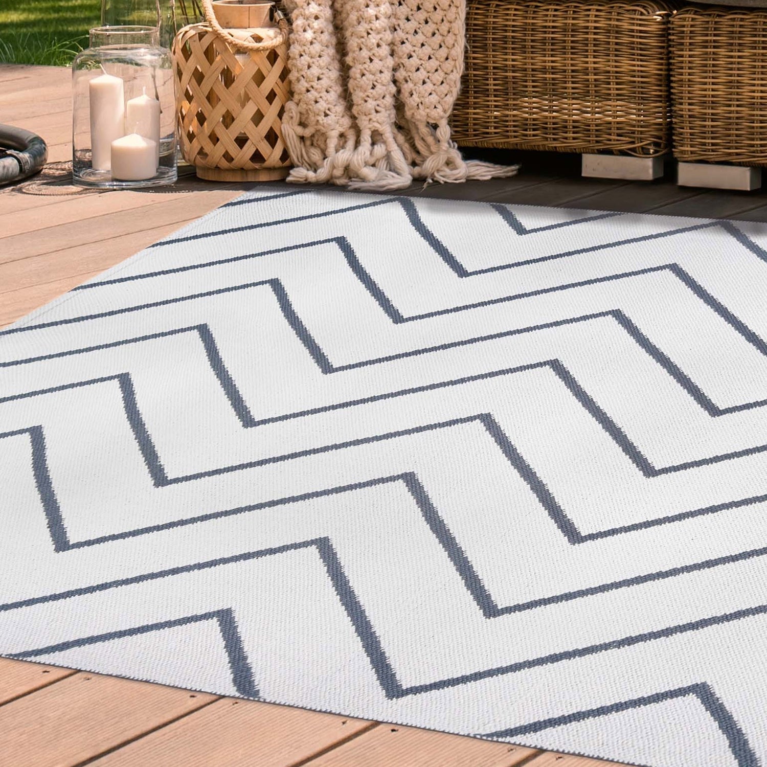 Superior Contemporary Chevron Zig-Zag Indoor Outdoor Area Rug - Ivory	
