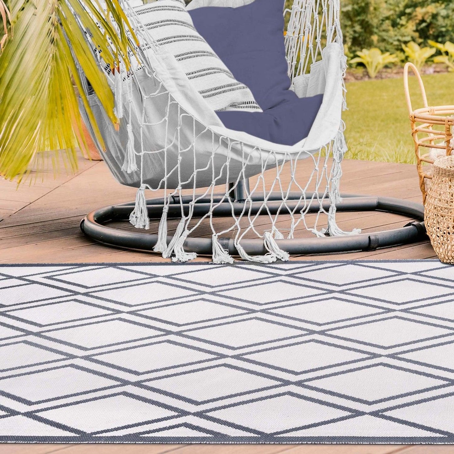  Superior Modern Diamond Lattice Indoor/ Outdoor Area Rug - Ivory