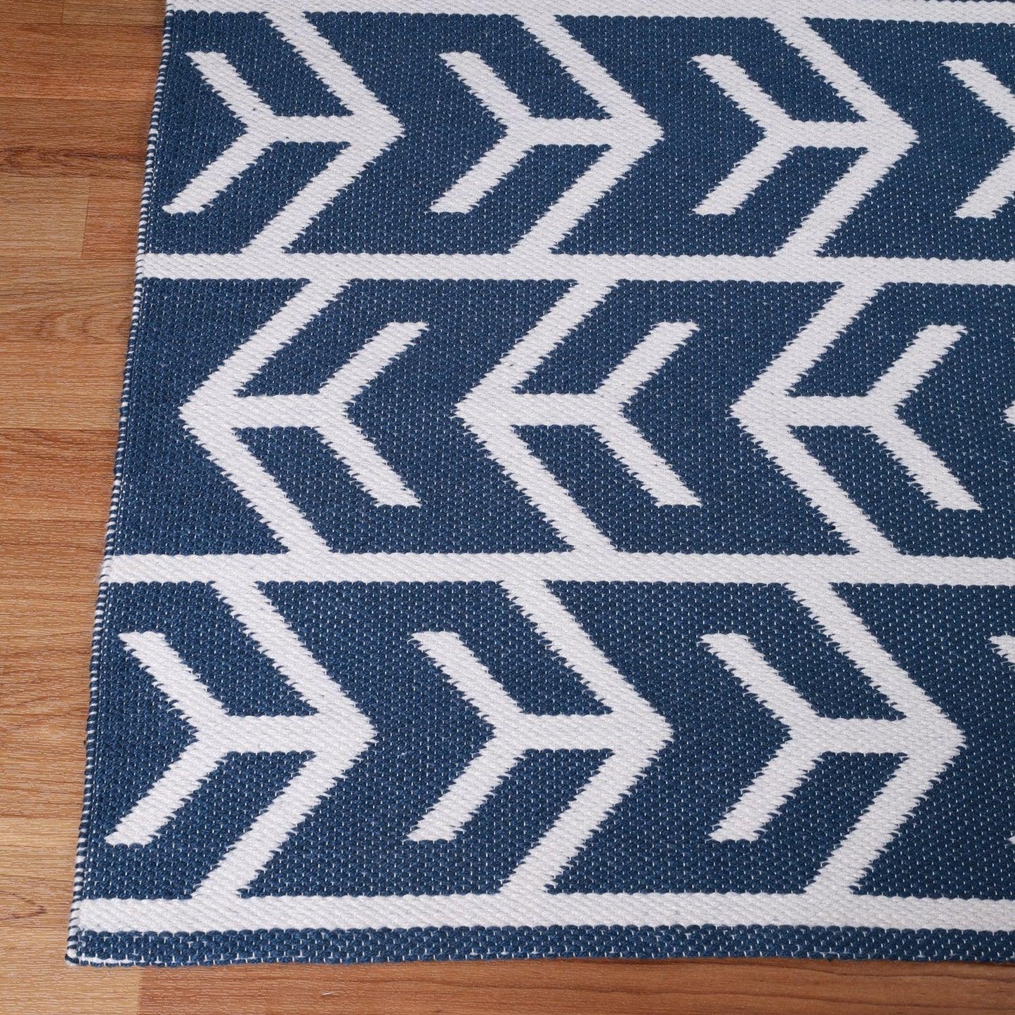 Superior Contemporary Geometric Arrow Pattern Indoor/ Outdoor Area Rug - Blue