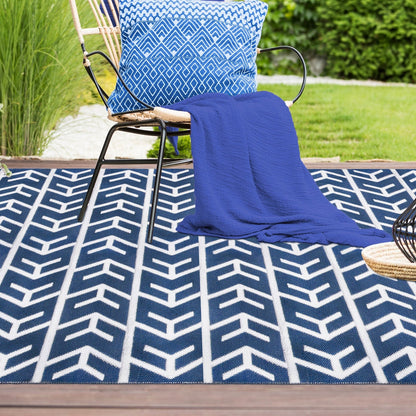 Superior Contemporary Geometric Arrow Pattern Indoor/ Outdoor Area Rug - Blue