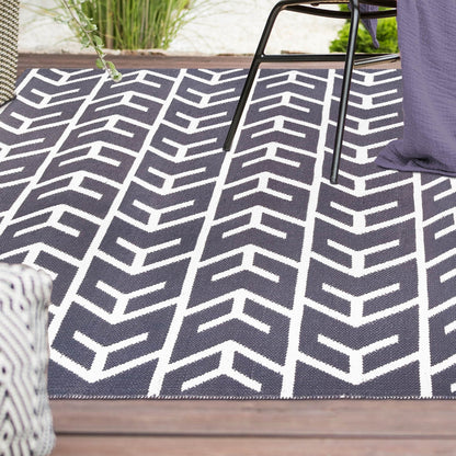 Superior Contemporary Geometric Arrow Pattern Indoor/ Outdoor Area Rug - Charcoal
