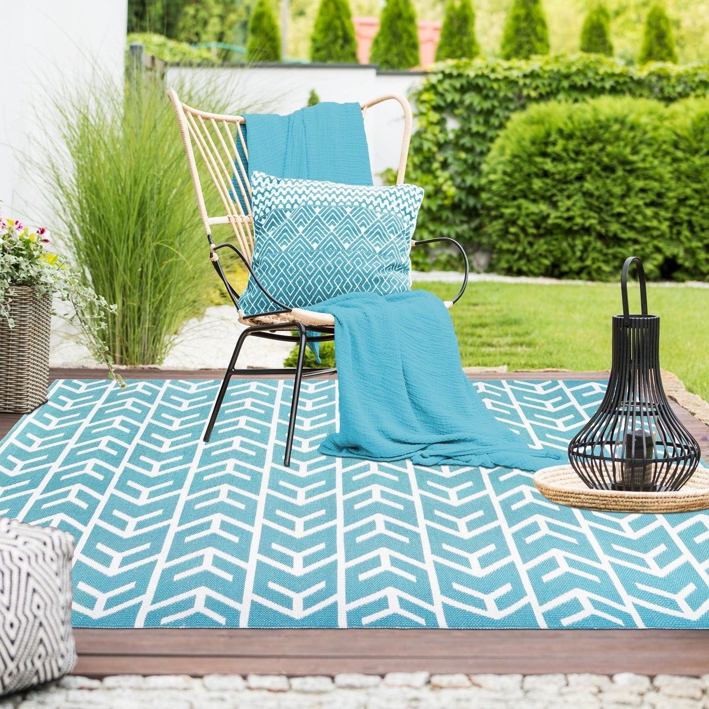 Superior Contemporary Geometric Arrow Pattern Indoor/ Outdoor Area Rug - Teal
