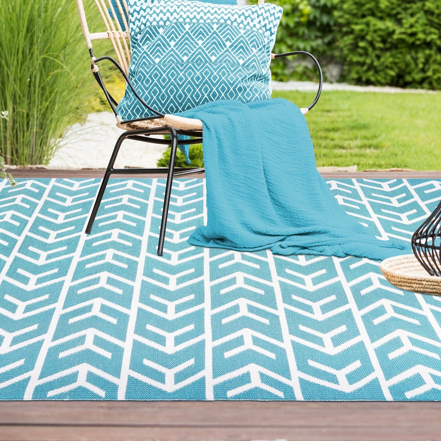 Superior Contemporary Geometric Arrow Pattern Indoor/ Outdoor Area Rug - Teal