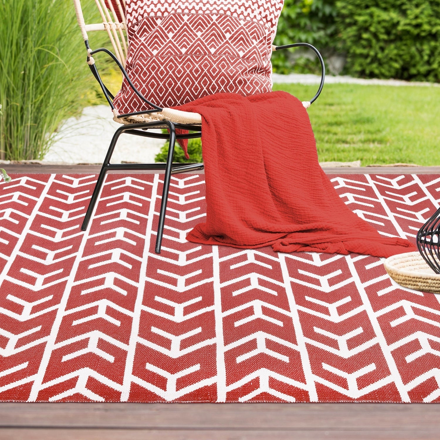 Superior Contemporary Geometric Arrow Pattern Indoor/ Outdoor Area Rug - Rust